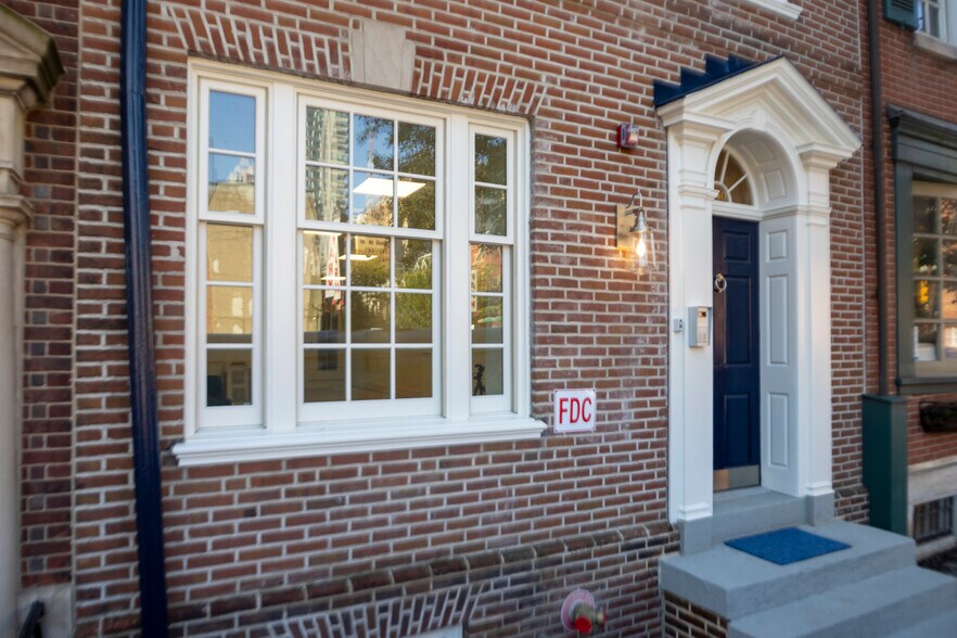 1640 Pine St, Philadelphia, PA à louer - Photo de l’immeuble – Image 1 sur 6