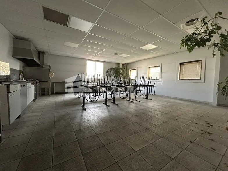 Local d'activités dans Achères à vendre - Photo de l’immeuble – Image 2 sur 12