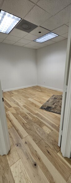 2043-2069 Trade Center Way, Naples, FL à louer - Photo intérieure – Image 3 sur 9