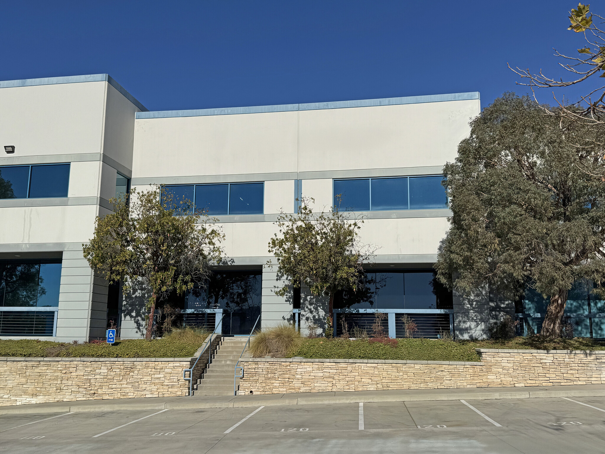 28486 Westinghouse Pl, Valencia, CA à louer Photo de l’immeuble– Image 1 sur 7
