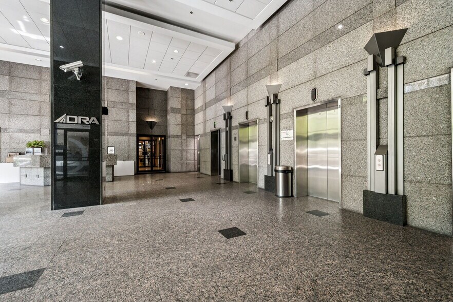 555 Boul René-Lévesque O, Montréal, QC à louer - Photo de l’immeuble – Image 2 sur 8