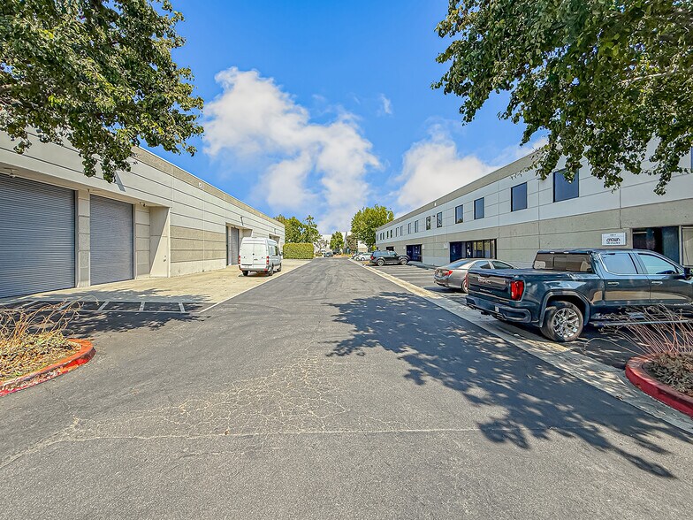 2362 E Sturgis Rd, Oxnard, CA à vendre - Photo de l’immeuble – Image 3 sur 13