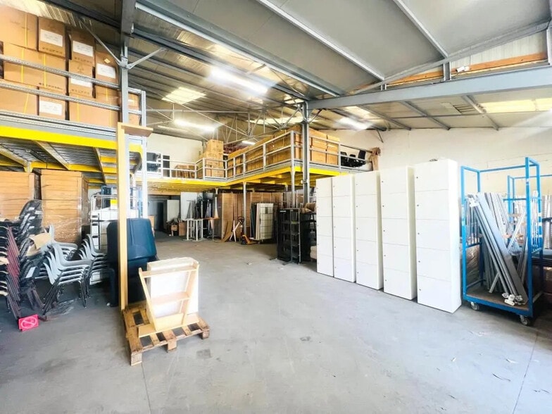 Local d'activités dans Aulnay-sur-Mauldre à vendre - Photo de l’immeuble – Image 1 sur 13