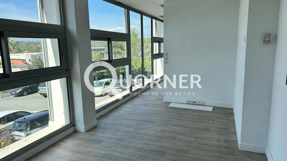 Local commercial dans Saint-Raphaël à louer - Photo de l’immeuble – Image 2 sur 7