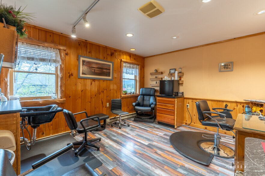 1915 Saranac Ave, Lake Placid, NY à vendre - Photo de l’immeuble – Image 3 sur 36