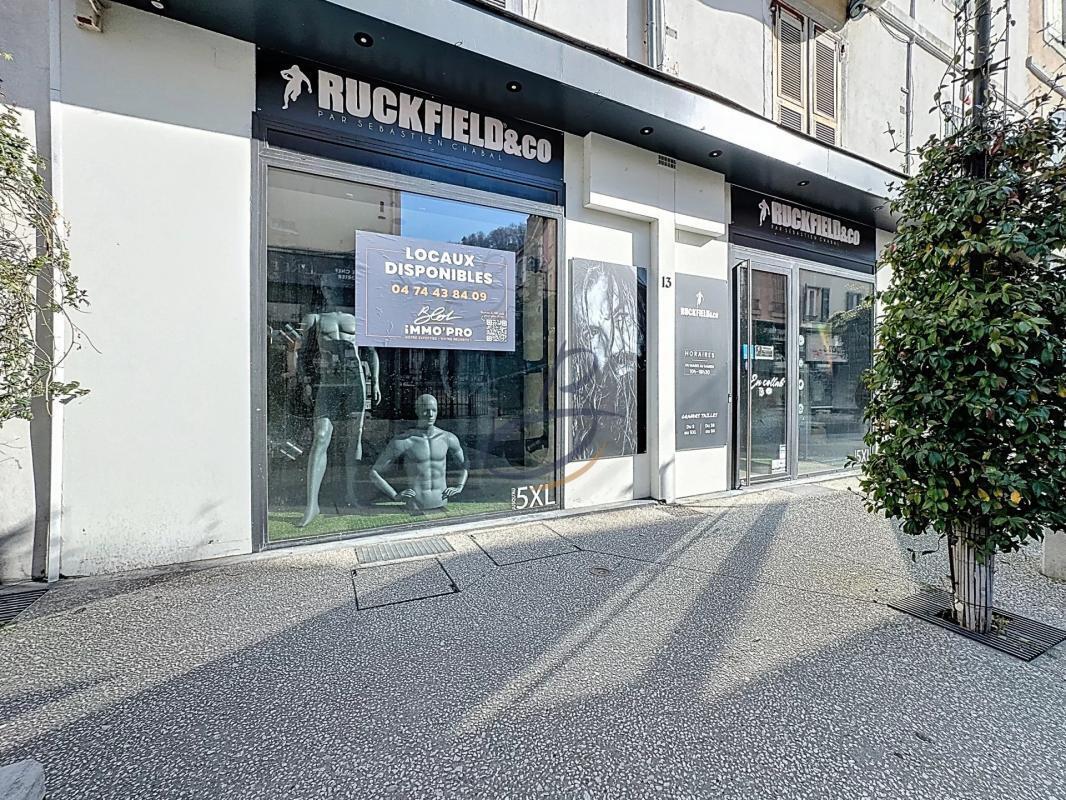 Local commercial dans Bourgoin-Jallieu à louer Photo de l’immeuble– Image 1 sur 8