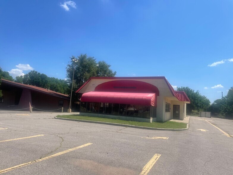 8 E Main St, Yukon, OK à louer - Photo de l’immeuble – Image 3 sur 7