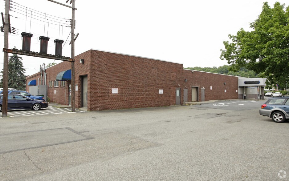 1615 Lincoln Way, White Oak, PA à louer - Photo de l’immeuble – Image 2 sur 26