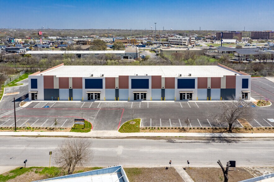 9702 Ball St, San Antonio, TX à louer - Photo de l’immeuble – Image 3 sur 9