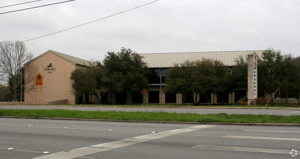 1919 Oakwell Farms Pky, San Antonio, TX à louer - Photo de l’immeuble – Image 2 sur 8