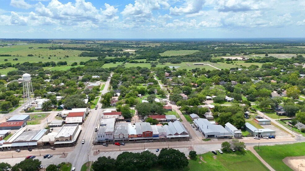 113 N Main St, Moulton, TX à vendre - Vidéo sur l’annonce professionnelle – Image 2 sur 80
