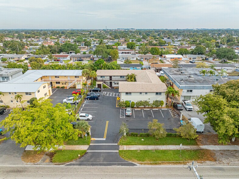 7851 Johnson St, Pembroke Pines, FL à vendre - Photo de l’immeuble – Image 2 sur 10