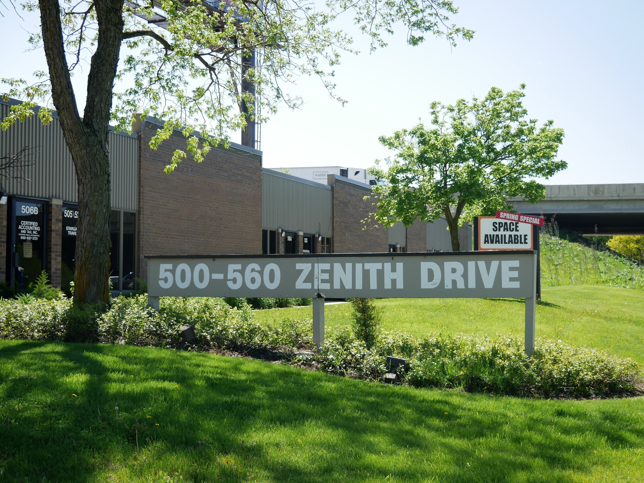 500-560 Zenith Dr, Glenview, IL à louer Photo principale– Image 1 sur 4