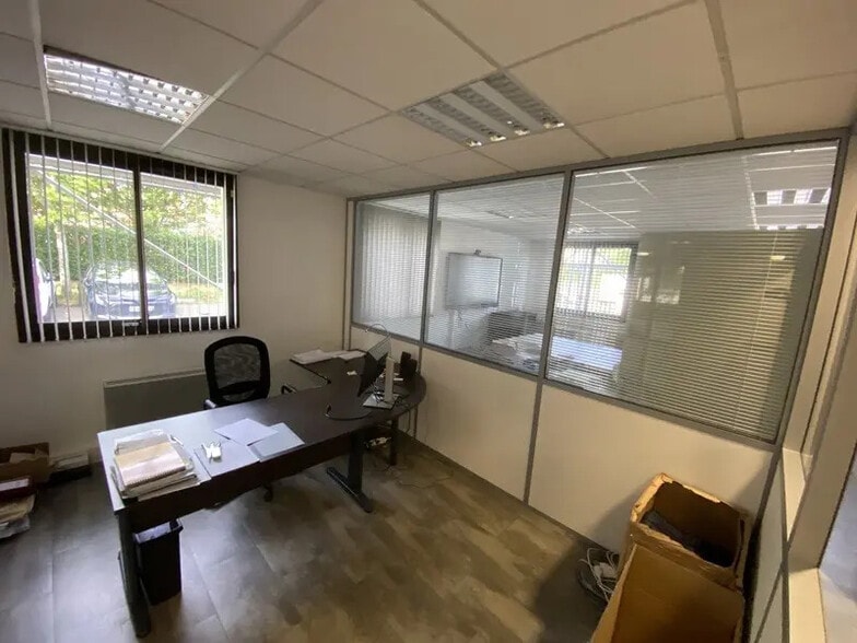 Bureau dans Voisins-le-Bretonneux à louer - Photo de l’immeuble – Image 2 sur 6