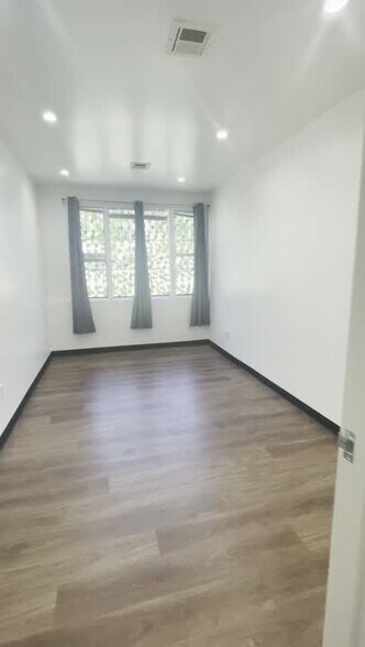 9935 S Santa Monica Blvd, Beverly Hills, CA à louer - Vidéo sur l’annonce professionnelle – Image 3 sur 16