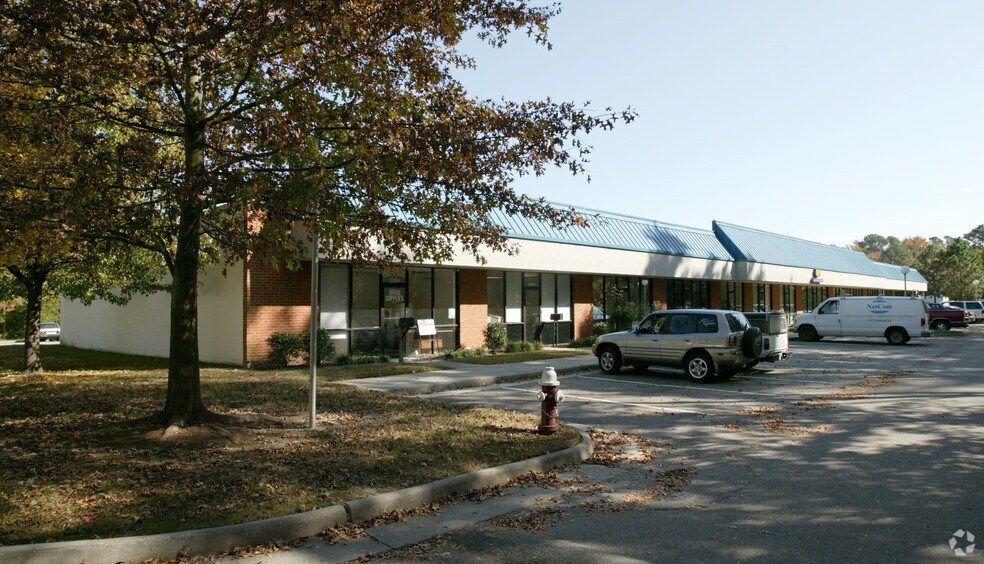 200-400 Commerce Cir, Yorktown, VA à louer - Photo de l’immeuble – Image 2 sur 5