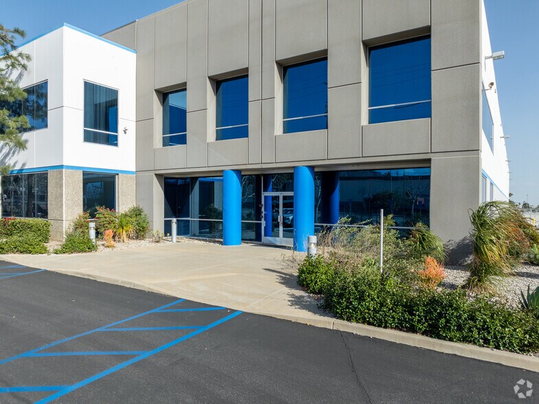 15624 Roxford St, Sylmar, CA à louer - Photo de l’immeuble – Image 2 sur 7