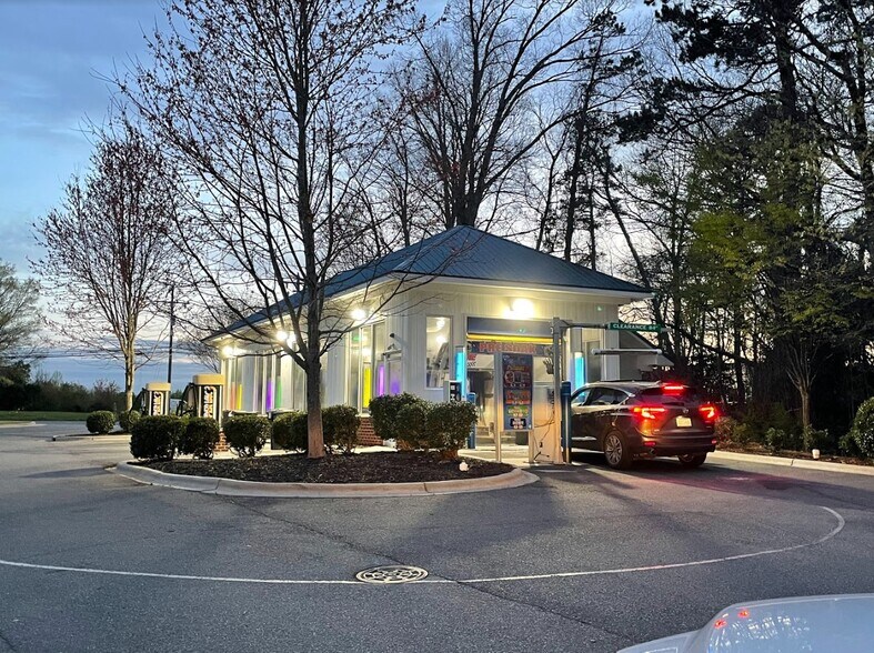 872 River Hwy, Mooresville, NC à vendre - Photo principale – Image 1 sur 44