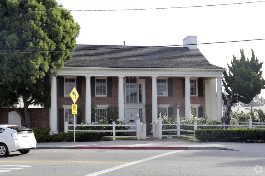 150 S Barrington Pl, Los Angeles, CA à vendre - Photo de l’immeuble – Image 3 sur 3