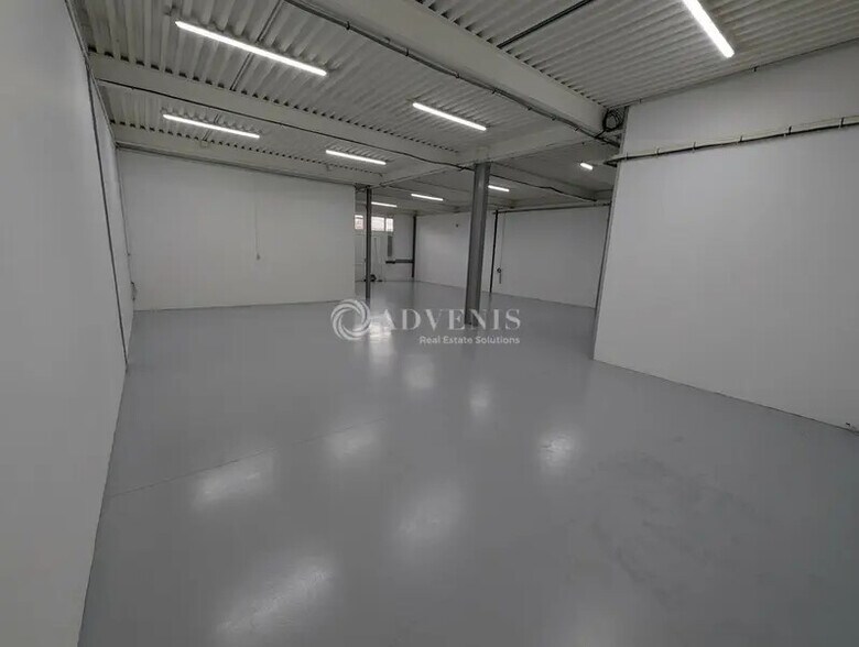 Local d’activités dans Voisins-le-Bretonneux à louer - Photo de l’immeuble – Image 3 sur 4