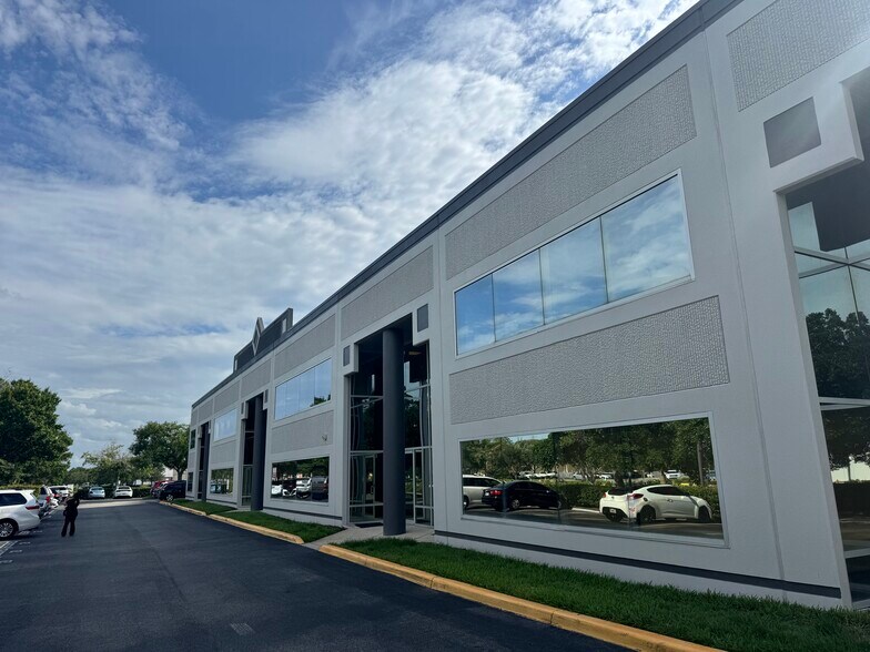 7575 Kingspointe Pkwy, Orlando, FL à louer - Photo de l’immeuble – Image 2 sur 25