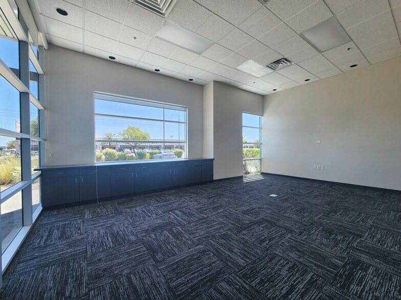 5525 S Decatur Blvd, Las Vegas, NV à louer - Photo de l’immeuble – Image 1 sur 10