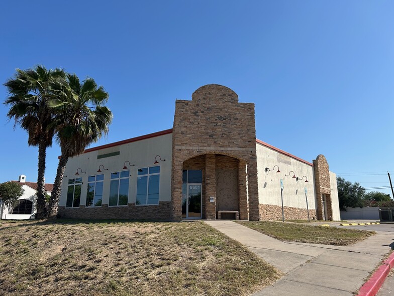 8601 McPherson Rd, Laredo, TX à louer - Photo de l’immeuble – Image 1 sur 1