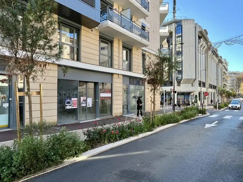 Local commercial dans Antibes à louer Photo de l’immeuble– Image 1 sur 8
