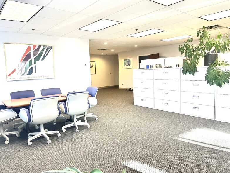 619 Enterprise Dr, Oak Brook, IL à louer - Photo de l’immeuble – Image 3 sur 18