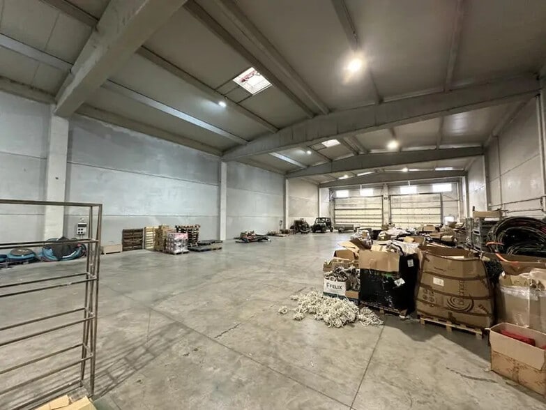 Local d’activités dans Puget-sur-Argens à louer - Photo de l’immeuble – Image 3 sur 10