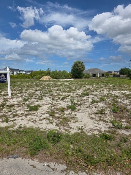 1419 4th Terrace Ter, Cape Coral, FL à vendre - Photo de l’immeuble – Image 3 sur 6