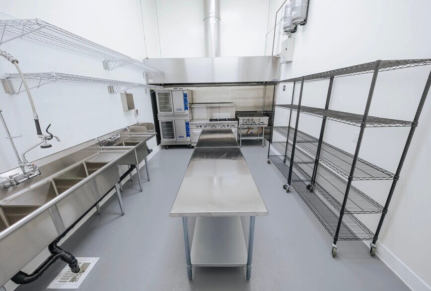 17290 Newhope St, Fountain Valley, CA à louer - Photo intérieure – Image 2 sur 13