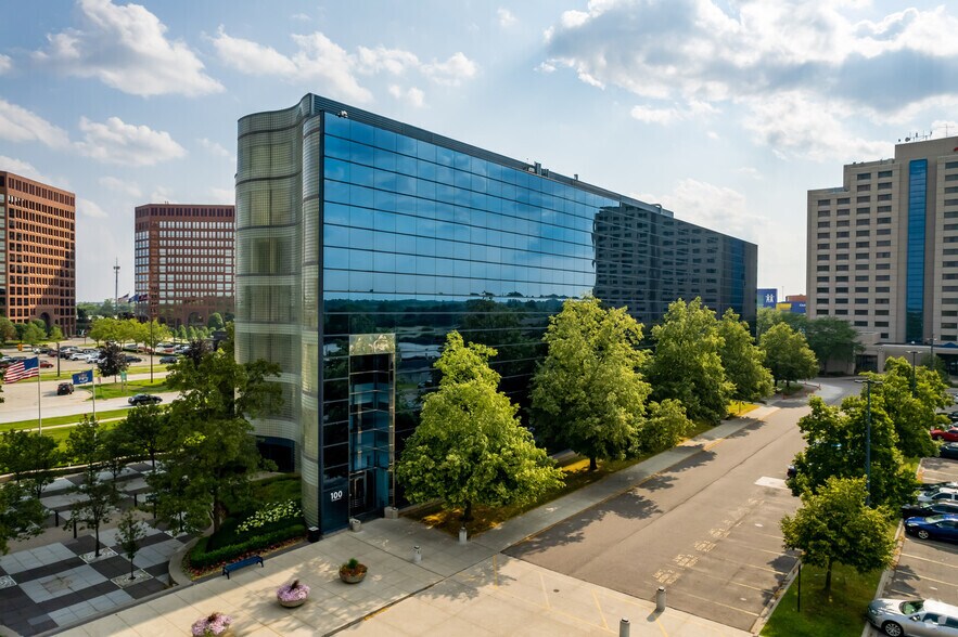 100 W big beaver Rd, Troy, MI à louer - Photo de l’immeuble – Image 1 sur 27
