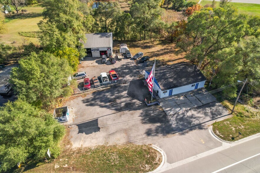 105 S Ortonville Rd, Ortonville, MI à vendre - Photo de l’immeuble – Image 2 sur 33