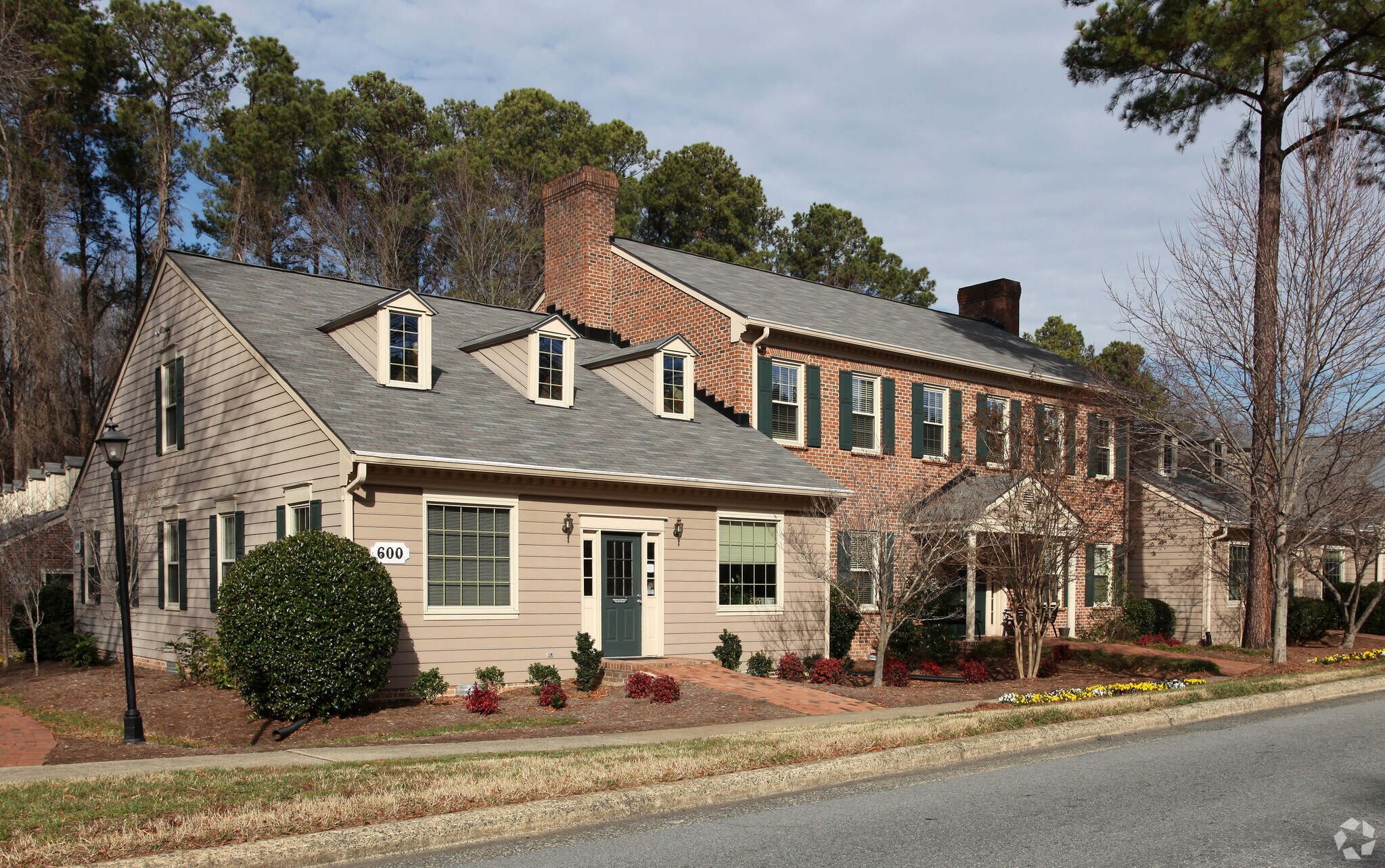 1829 E Franklin St, Chapel Hill, NC à louer Photo principale– Image 1 sur 12