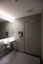 2753 W Fullerton Ave, Chicago, IL à louer Photo intérieure– Image 2 sur 11