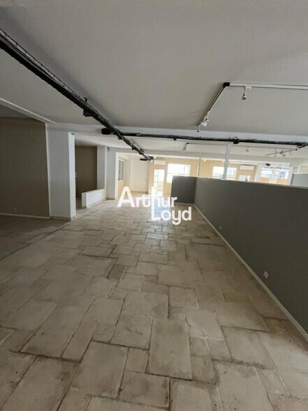 Local d'activités dans SOPHIA ANTIPOLIS à vendre - Photo de l’immeuble – Image 3 sur 7