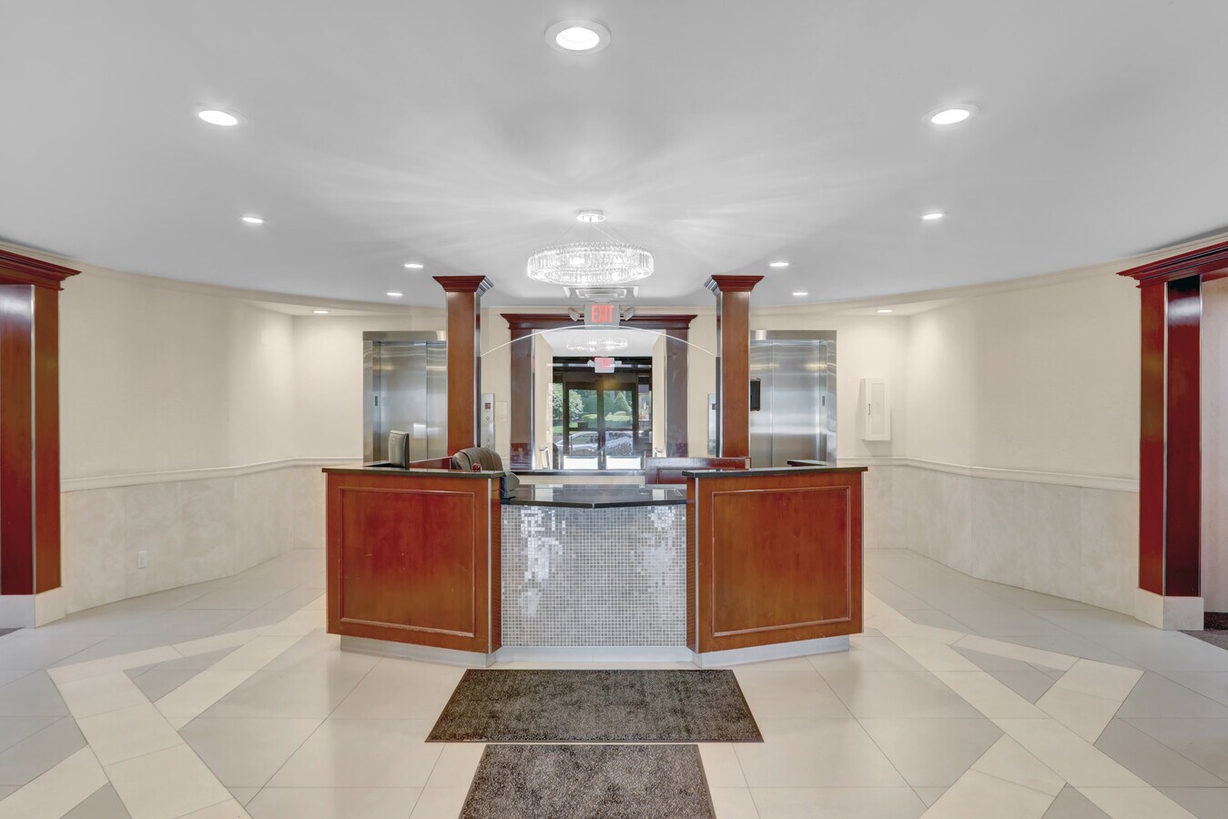 230 Hilton Ave, Hempstead, NY 11550 - Lot 15 - - Photo intérieure - Image 1 of 11