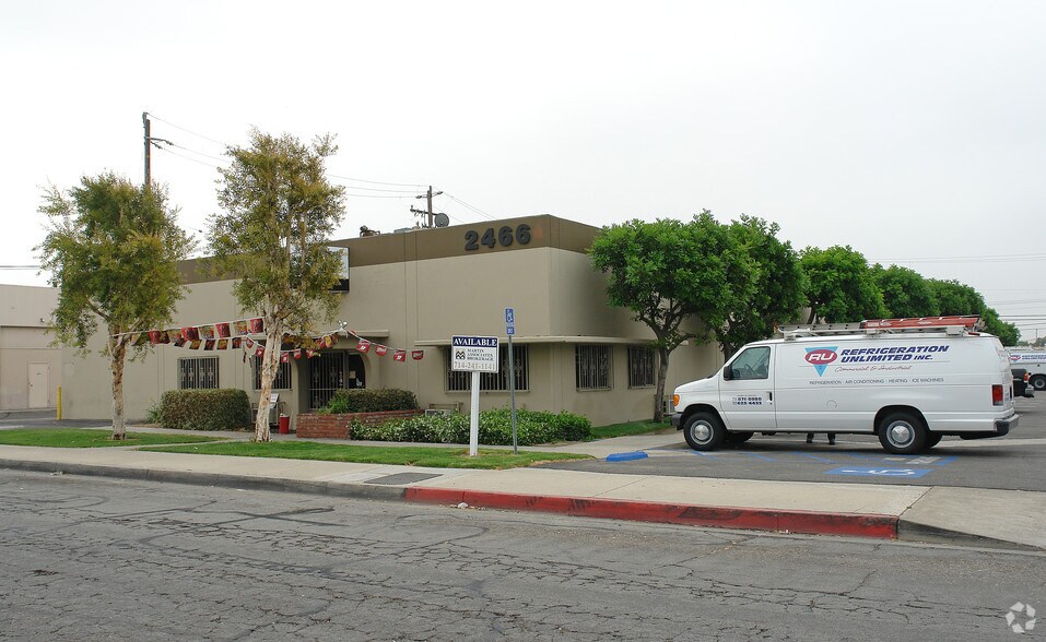 2466 E Fender Ave, Fullerton, CA à louer - Photo de l’immeuble – Image 3 sur 7