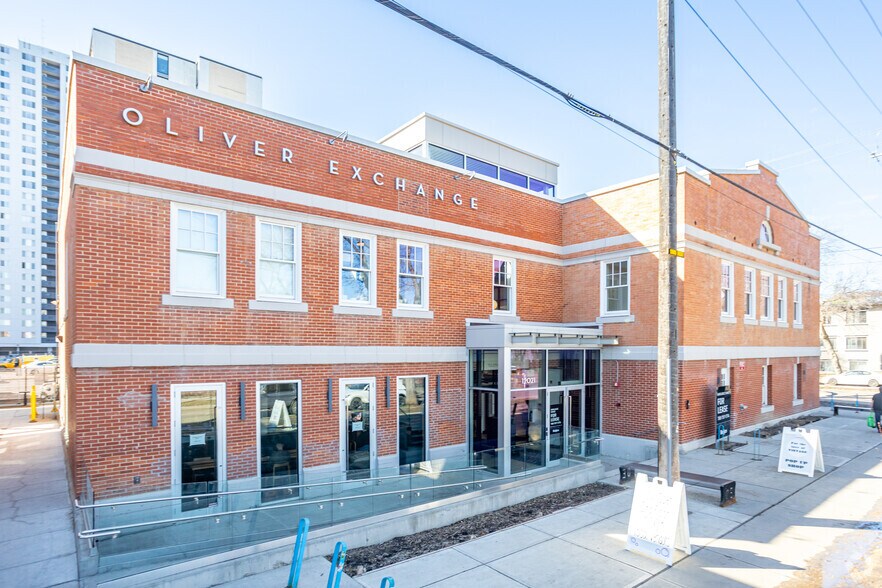 12019A 102nd Ave NW, Edmonton, AB à louer - Photo de l’immeuble – Image 2 sur 2