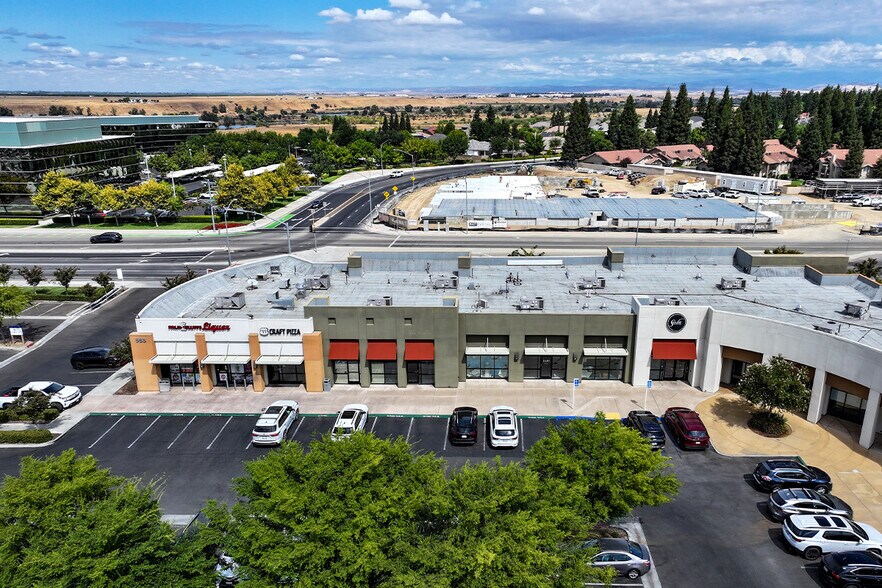 585 W Nees Ave, Fresno, CA à louer - Photo de l’immeuble – Image 2 sur 2