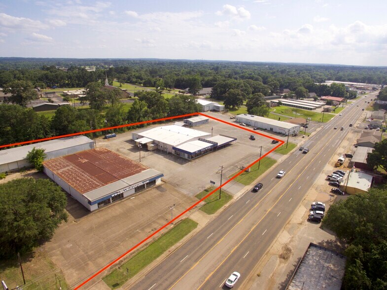 Former Car Dealership - Industrial portefeuille de 2 biens à vendre sur LoopNet.fr - Photo de l’immeuble – Image 1 sur 10