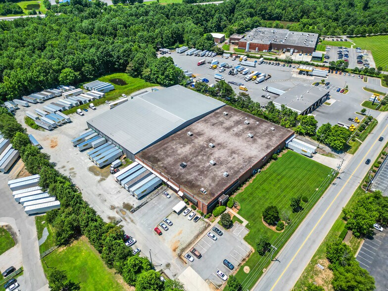 8425 Triad Dr, Greensboro, NC à louer - Photo de l’immeuble – Image 1 sur 7