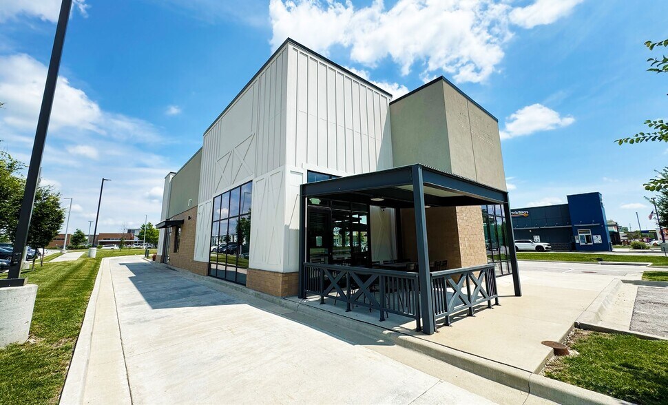 520 NW Chipman Rd, Lee's Summit, MO à louer - Photo de l’immeuble – Image 3 sur 7