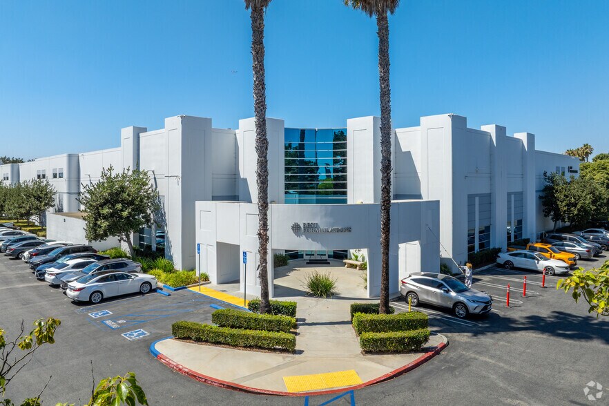 5900 Skylab Rd, Huntington Beach, CA à louer - Photo principale – Image 1 sur 7