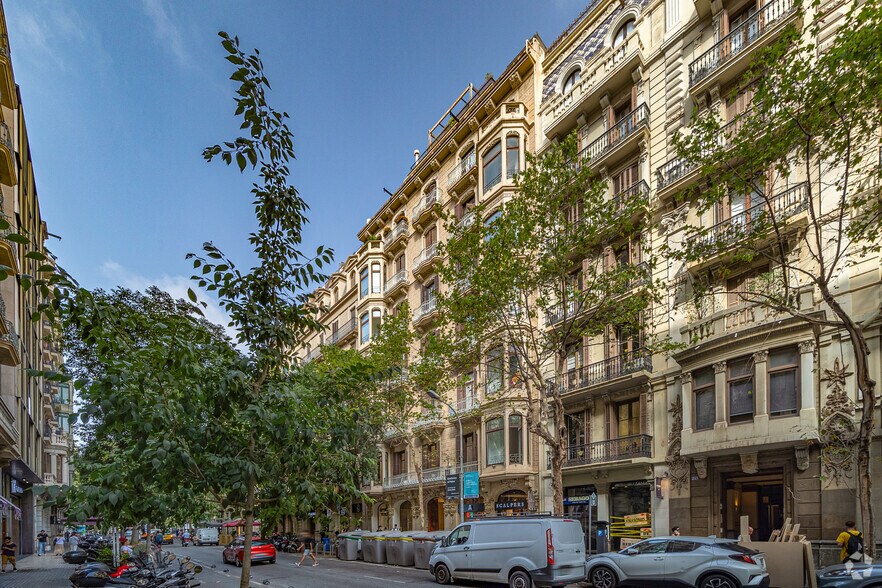 Immeuble residentiel dans Barcelone, Barcelona à vendre - Photo principale – Image 1 sur 2