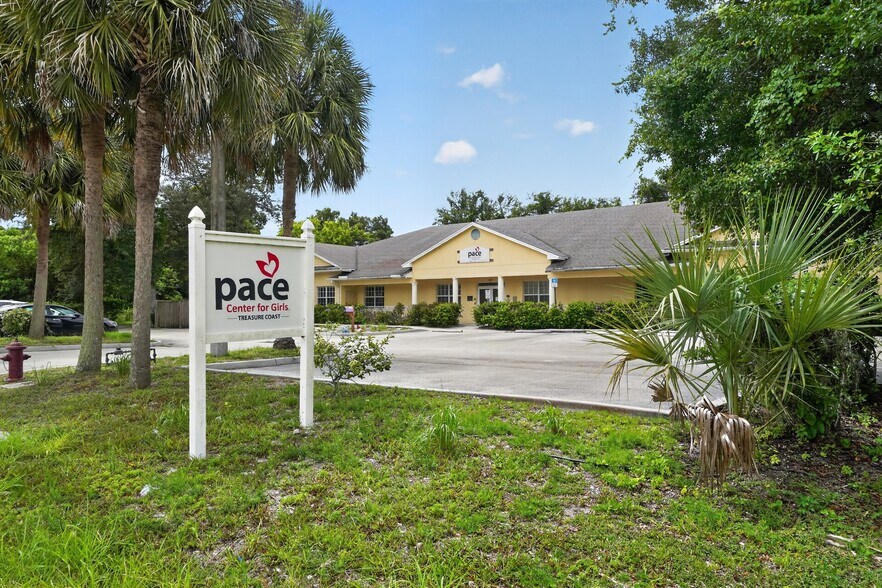 3651 Virginia Ave, Fort Pierce, FL à vendre - Photo de l’immeuble – Image 3 sur 15