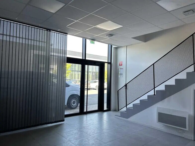 Local d’activités dans Sainghin-en-Mélantois à louer - Photo de l’immeuble – Image 3 sur 5
