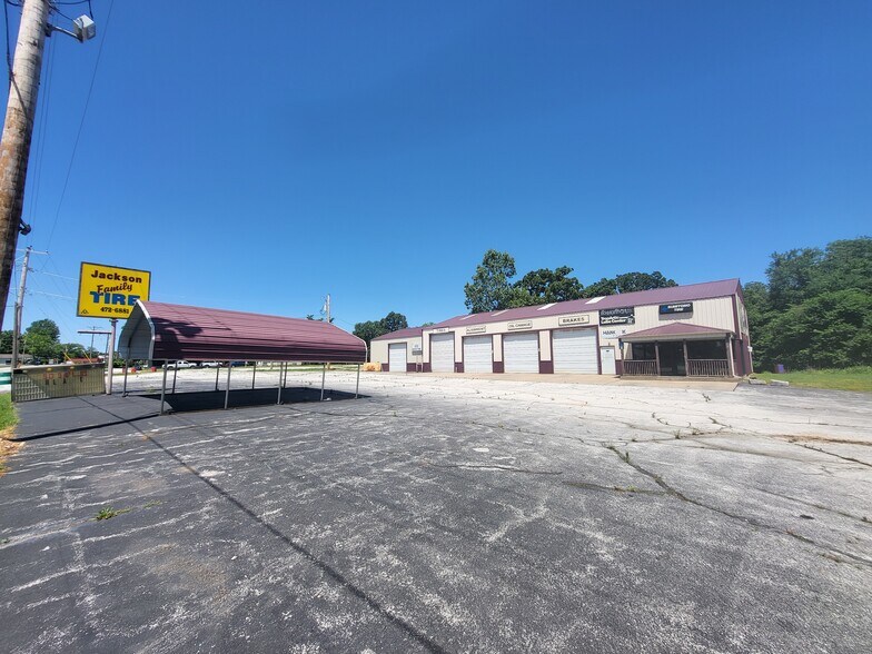 569 W Valley St, Granby, MO à louer - Photo de l’immeuble – Image 3 sur 24