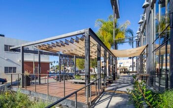 2110 W Sunset Blvd, Los Angeles, CA à louer Photo de l’immeuble– Image 2 sur 6